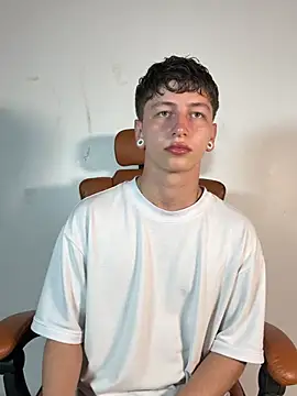 ARON LUXX online show from March 19, 2026, 11:20 pm