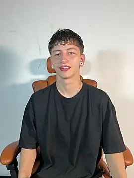 ARON LUXX online show from March 22, 2026, 4:32 pm