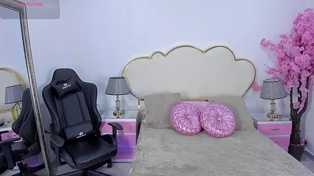 YazminJenner online show from July 11, 2026, 5:43 am