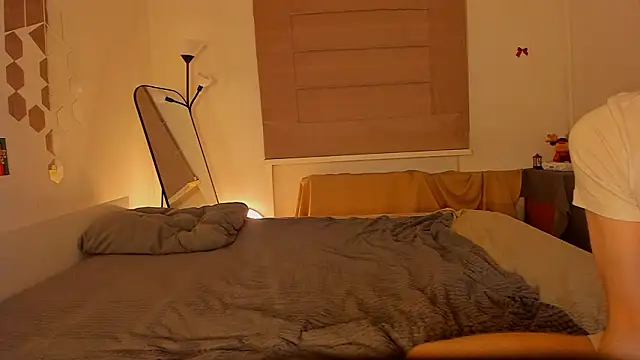 Snapshot of CalmFever chatting on February 13, 2026, 3:08 pm CalmFever online show from February 13, 2026, 3:08 pm