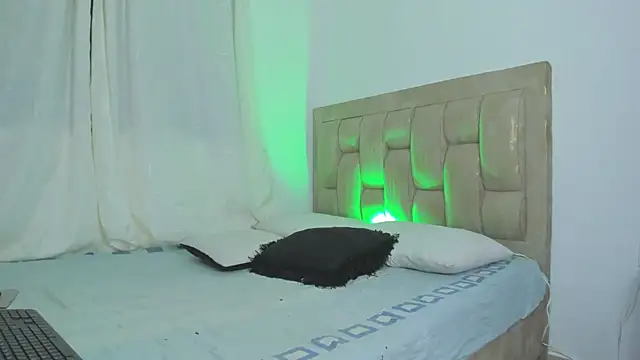 Snapshot of LatinoDark chatting on February 9, 2026, 3:43 am LatinoDark online show from February 9, 2026, 3:43 am