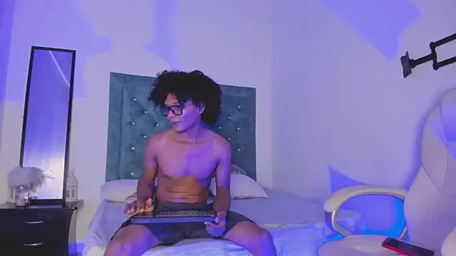 Snapshot of LatinoDark chatting on March 3, 2026, 3:45 am LatinoDark online show from March 3, 2026, 3:45 am