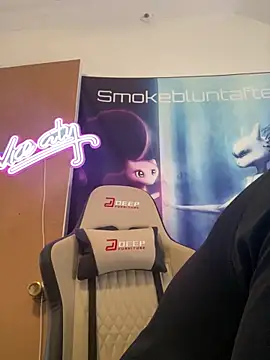 Snapshot of Smokebluntafterblunt chatting on May 25, 2026, 7:20 pm Smokebluntafterblunt online show from May 25, 2026, 7:20 pm