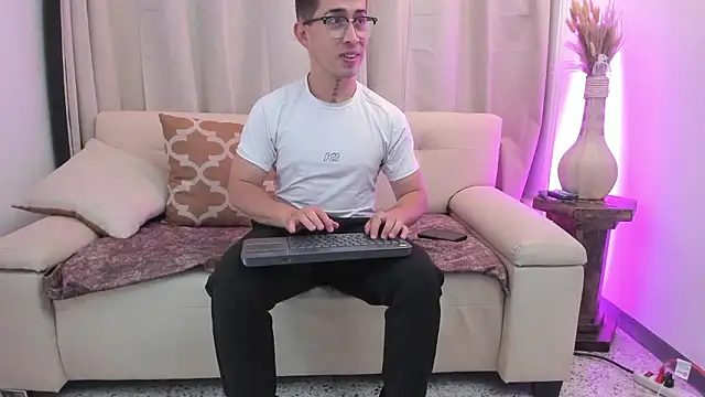 Snapshot of Tommas_Jhonson chatting on February 17, 2026, 3:47 am Tommas Jhonson online show from February 17, 2026, 3:47 am