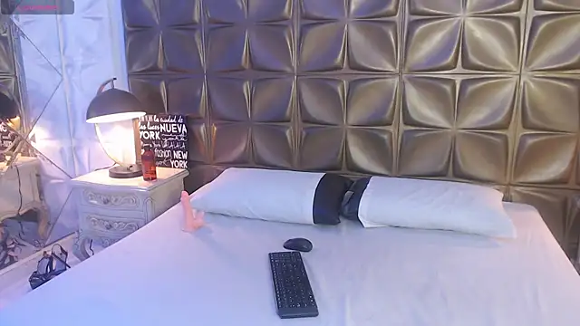 Snapshot of LunaJohns chatting on March 5, 2026, 12:12 pm LunaJohns online show from March 5, 2026, 12:12 pm