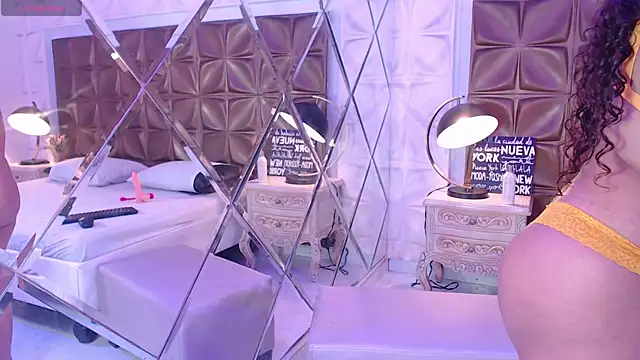 Snapshot of LunaJohns chatting on April 4, 2026, 12:35 pm LunaJohns online show from April 4, 2026, 12:35 pm