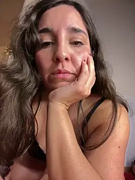 Latinaelisa online show from June 10, 2026, 3:39 am
