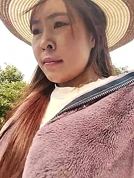 Yiyoongg online show from March 29, 2026, 2:11 am