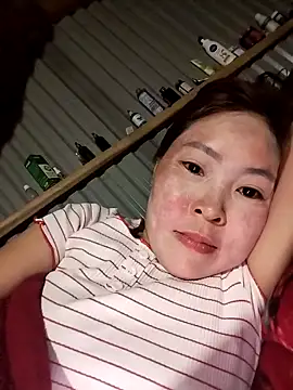 Yiyoongg online show from April 10, 2026, 1:05 pm