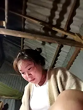 Yiyoongg online show from April 14, 2026, 1:06 pm