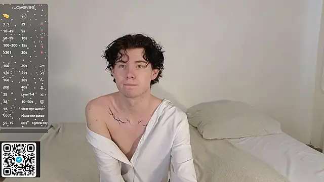 Snapshot of moon_Gloww chatting on February 12, 2026, 5:13 am moon Gloww online show from February 12, 2026, 5:13 am