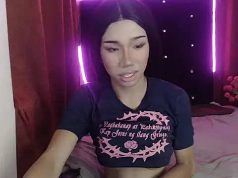 Snapshot of Queenoflustx chatting on May 3, 2026, 4:24 pm Queenoflustx online show from May 3, 2026, 4:24 pm