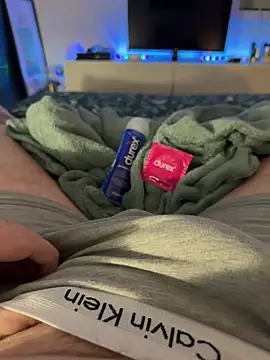 Snapshot of Thomascrtz chatting on April 15, 2026, 8:42 pm Thomascrtz online show from April 15, 2026, 8:42 pm