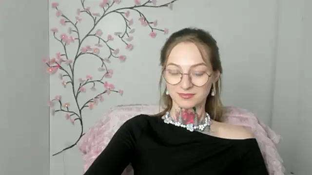 Esmi Winter online show from March 26, 2026, 6:46 pm