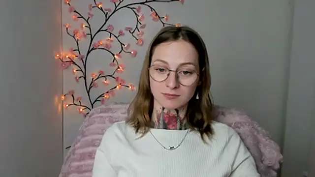 Esmi Winter online show from April 14, 2026, 5:30 pm