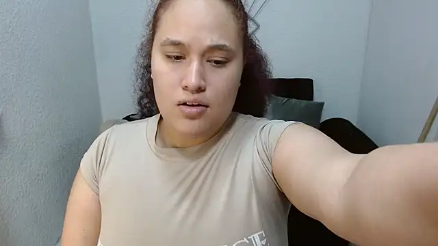 leilanewgirl online show from April 13, 2026, 12:21 pm