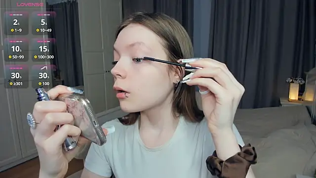 LavenderMitten online show from April 16, 2026, 5:52 am