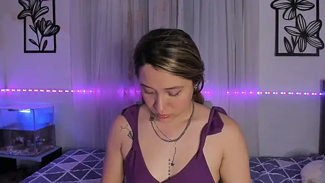 Snapshot of LeiahBlonde_ chatting on March 3, 2026, 5:35 am LeiahBlonde online show from March 3, 2026, 5:35 am