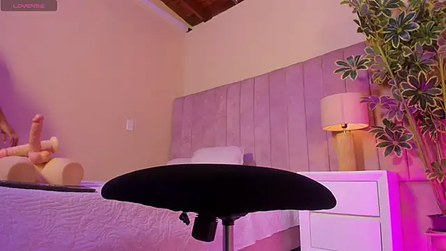 Ashley Beaomunt online show from April 15, 2026, 11:17 am