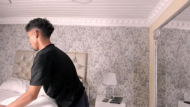 NoaahTylor online show from April 13, 2026, 3:23 am