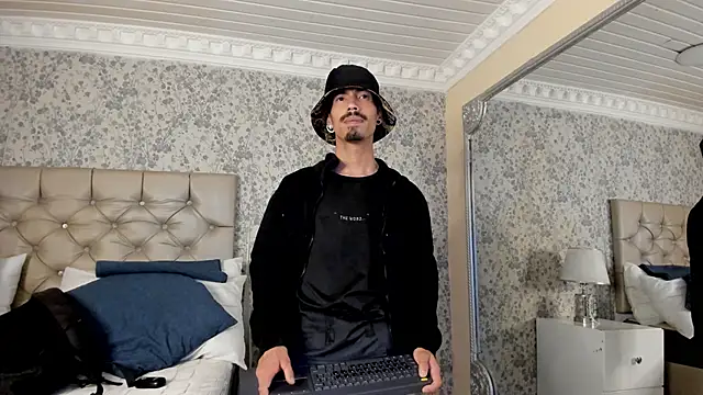 NoaahTylor online show from April 19, 2026, 4:34 am