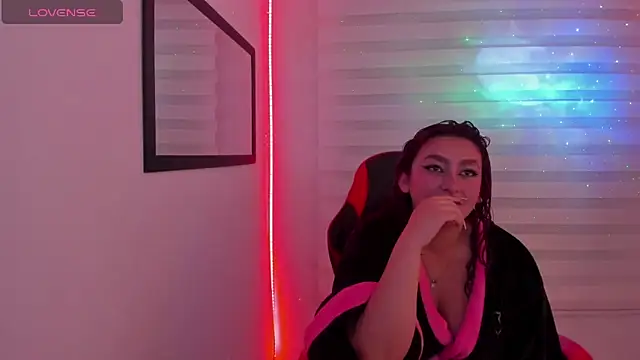 Snapshot of Emily_Jonesh chatting on February 13, 2026, 1:29 pm Emily Jonesh online show from February 13, 2026, 1:29 pm