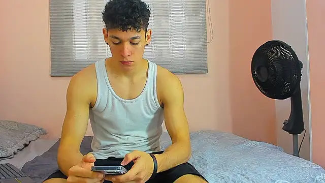 Snapshot of Muscle__Myke chatting on February 21, 2026, 12:28 pm Muscle Myke online show from February 21, 2026, 12:28 pm