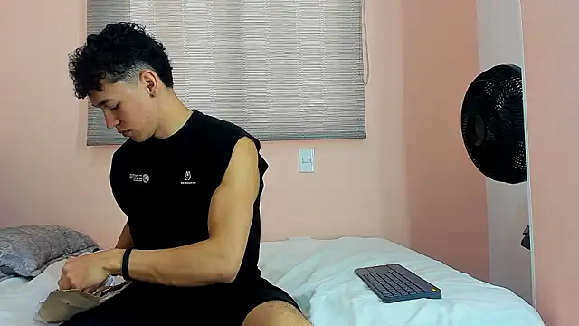 Snapshot of Muscle__Myke chatting on March 3, 2026, 12:22 pm Muscle Myke online show from March 3, 2026, 12:22 pm