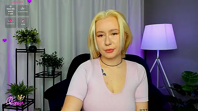 Snapshot of Emily__Bliss chatting on February 21, 2026, 8:43 pm Emily Bliss online show from February 21, 2026, 8:43 pm