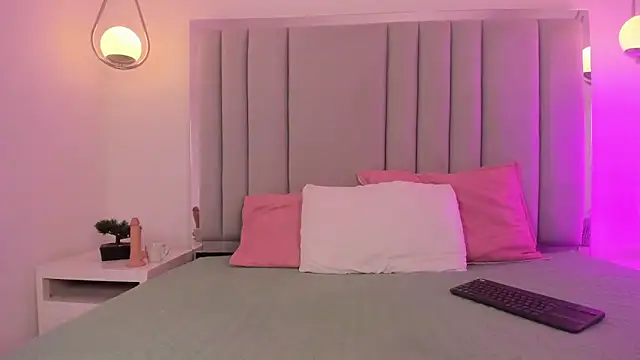 Snapshot of Alina_Bond chatting on March 3, 2026, 12:11 pm Alina Bond online show from March 3, 2026, 12:11 pm