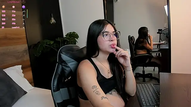 eva swan  online show from May 18, 2026, 12:22 pm