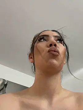 I amSis online show from April 10, 2026, 11:04 am