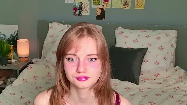 ElfieWhite online show from June 4, 2026, 6:14 pm