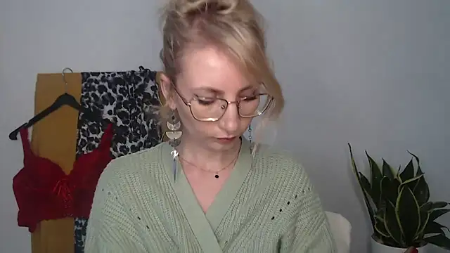 CinderellaMoon online show from April 16, 2026, 6:47 am