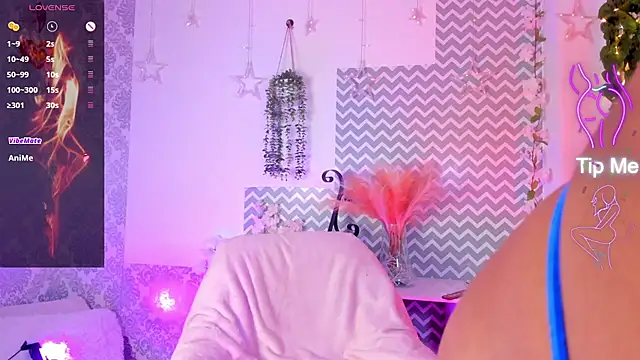 NahomyVega online show from April 14, 2026, 8:15 pm