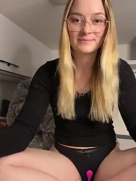 melanieTesss online show from May 11, 2026, 9:04 am