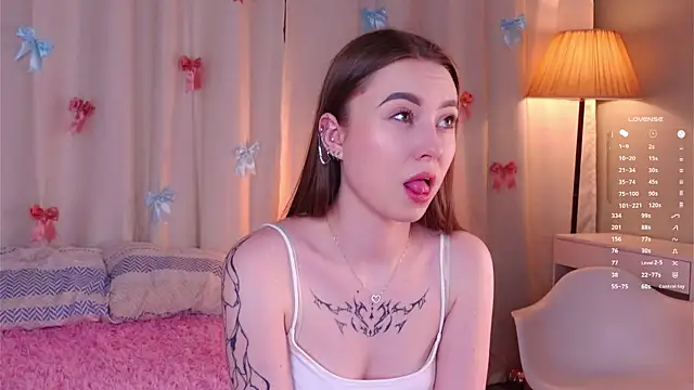 LorileeRuetz online show from April 17, 2026, 5:49 pm