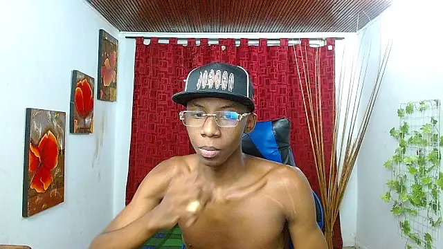 Snapshot of milo018 chatting on April 21, 2026, 8:20 am milo018 online show from April 21, 2026, 8:20 am