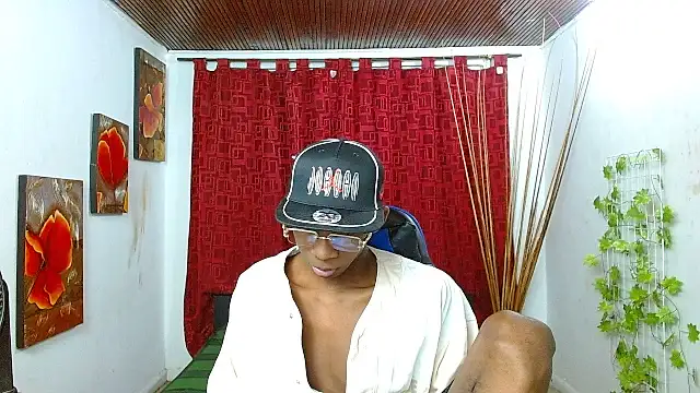 Snapshot of milo018 chatting on April 22, 2026, 9:22 am milo018 online show from April 22, 2026, 9:22 am