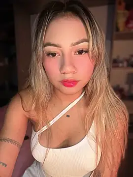 Dulce Sofi  online show from May 5, 2026, 12:18 am