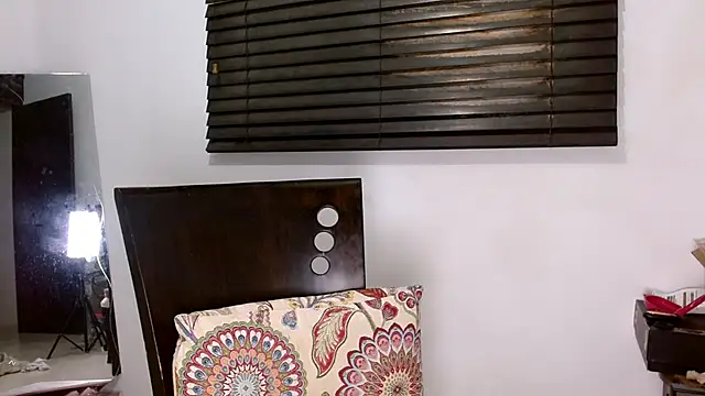 MiaDiamontLatin online show from April 18, 2026, 3:10 am