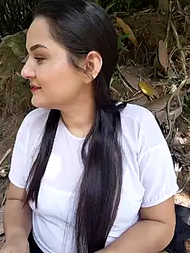 yissela92 online show from February 20, 2026, 6:19 pm