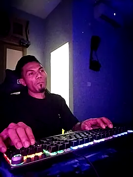 Snapshot of UcEng_Lab chatting on March 1, 2026, 6:32 pm UcEng Lab online show from March 1, 2026, 6:32 pm