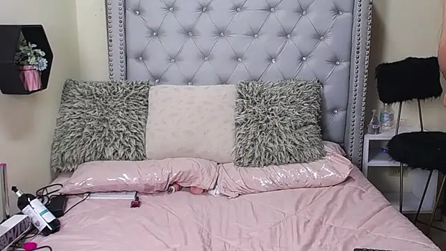 skarlett  36 online show from April 10, 2026, 2:33 pm