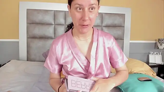 LunaDamasco online show from March 10, 2026, 5:07 pm