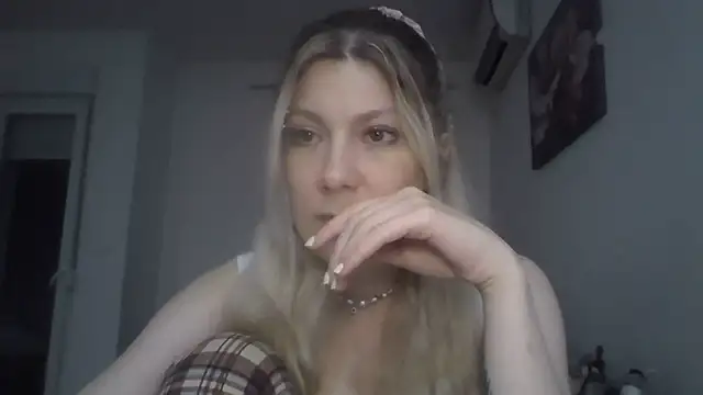 Foxy Bright online show from March 23, 2026, 7:07 pm