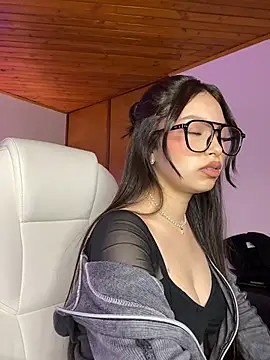 Snapshot of Mady_Pink chatting on February 27, 2026, 4:23 am Mady Pink online show from February 27, 2026, 4:23 am