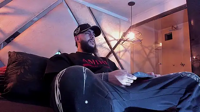 Snapshot of SantiagoHincapiie chatting on March 1, 2026, 4:14 am SantiagoHincapiie online show from March 1, 2026, 4:14 am