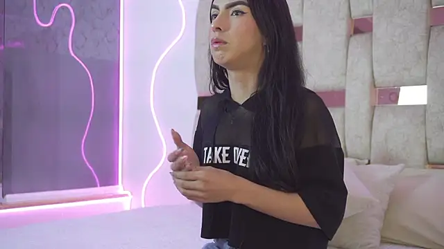 Fernanda thail  online show from April 6, 2026, 8:32 pm