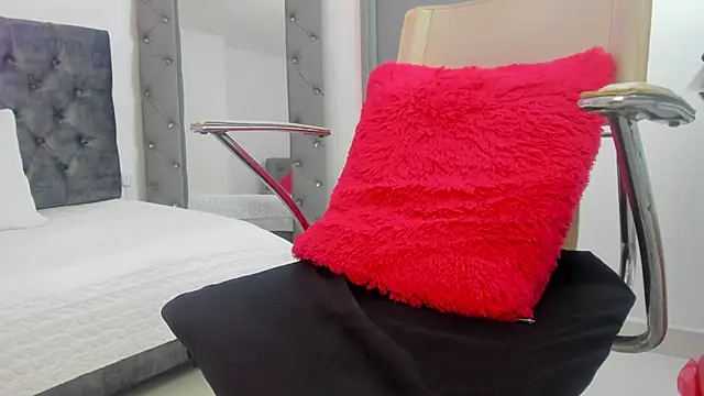 Evelyn  Cortes online show from February 27, 2026, 7:36 pm